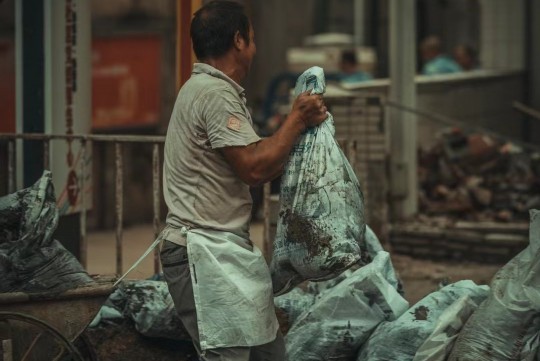 笔落水，网友傻眼——墨滴成趣，文字背后的无尽魅力